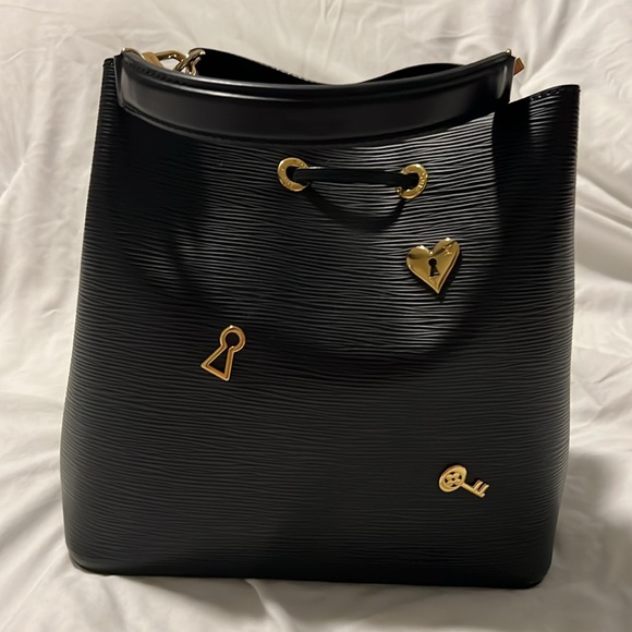 Louis Vuitton Neonoe Epi Love Lock (L.L.) Noir - Picture 2 of 9